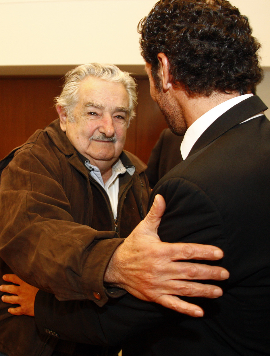 Temporada 12/13. Gira Uruguay. Simeone y José Mujica se estrechan la mano